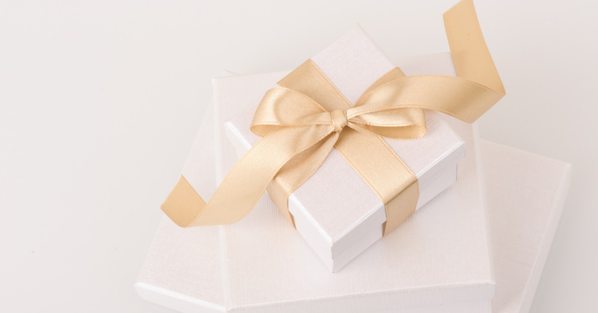 White_box_with_gold_bow_banner